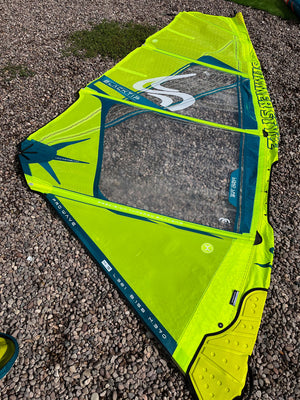 
                  
                    Load image into Gallery viewer, 2023 Simmer Black Tip 4.5 m2 (yellow) Used windsurfing sails
                  
                