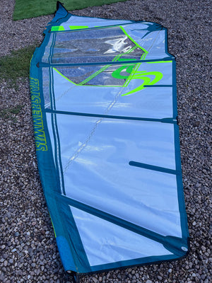 
                  
                    Load image into Gallery viewer, 2023 Simmer Black Tip Team Edition 5.6 m2 Used windsurfing sails
                  
                