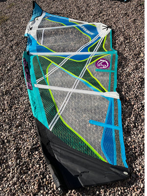 
                  
                    Load image into Gallery viewer, 2014 Simmer Black Tip 3.7 m2 Used windsurfing sails
                  
                