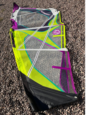 
                  
                    Load image into Gallery viewer, 2014 Simmer Black Tip 4.2 m2 Used windsurfing sails
                  
                